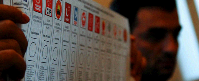 Copertina di Elezioni Turchia 2015, il partito di Erdogan ha la maggioranza assoluta. Protestano i curdi: scontri con la polizia