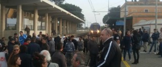 Copertina di Xylella, agricoltori protestano contro il taglio degli ulivi. Binari occupati: treni in tilt in Puglia (FOTO)