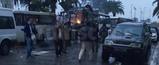Copertina di Tunisi, attentato al bus delle guardie presidenziali: esplode  bomba, 15 morti