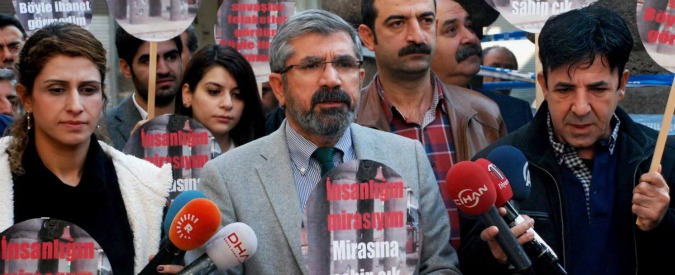 Copertina di Turchia, ucciso il capo degli avvocati curdi: scontri a Istanbul. Erdogan: “Giusta la nostra lotta contro il terrorismo”