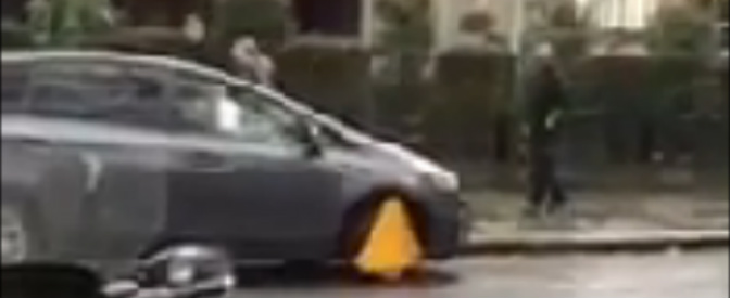 Copertina di La polizia gli mette le ganasce, ma l’automobilista se ne frega e decide di guidare lo stesso