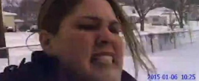 Copertina di Usa, poliziotto vuole uccidere un cane, ma scivola sulla neve e ammazza la proprietaria