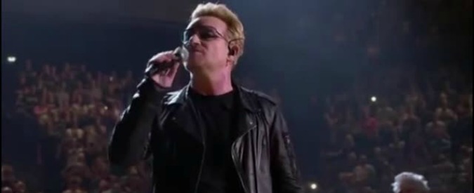 U2, Bono canta per Parigi: “Tutto il mondo è parigino. Se amate la libertà questa è la vostra casa”