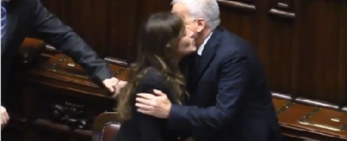 Copertina di Boschi, ministri e deputati in processione: abbracci e baciamano a fine discorso