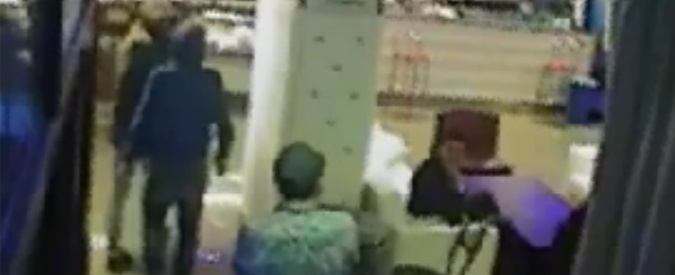 Copertina di Roma, ragazzo pestato dal branco nella sala slot: un arresto