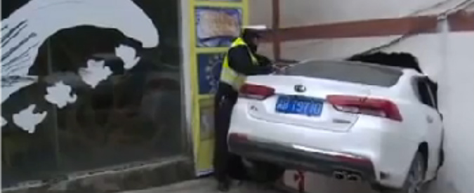 Copertina di Automobilista sbaglia pedale in discesa e si infila in una casa