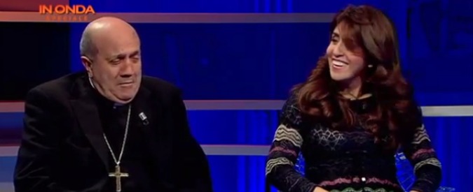 Copertina di Vatileaks 2, il vescovo Sigalini seduto accanto alla Chaouqui: “Ah, sei tu? Non t’avevo riconosciuta”