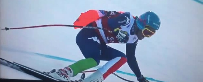 Copertina di Sci, l’azzurro Innerhofer centra una porta: arriva al traguardo trascinandosi palo e bandierina