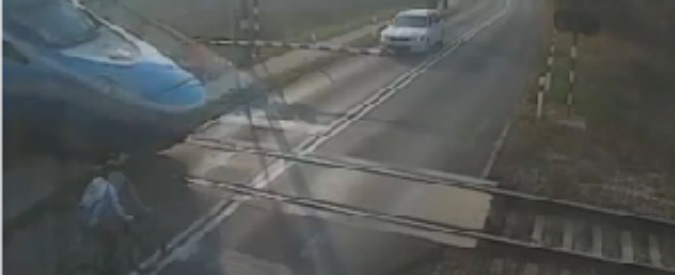 Copertina di Ciclista attraversa il passaggio a livello chiuso: travolto dal treno è salvo per miracolo