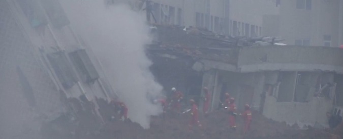 Copertina di Cina, frana travolge un’aerea industriale: crollati 22 palazzi. Decine di dispersi