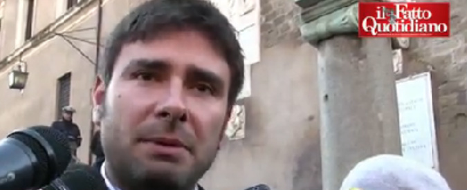 Copertina di Roma, Di Battista vede Tronca: “Dirigenti? Lo pungoliamo su indagata scelta da lui. Pronti a mobilitazione se Pd rinvia elezioni”