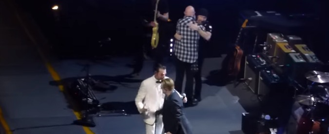 Parigi, U2 e Eagles Of Death Metal sul palco insieme: prima volta dopo la strage del Bataclan