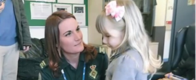 Copertina di Bimba di tre anni chiama i soccorsi: “Mamma è caduta dalle scale e ha un bambino nella pancia”