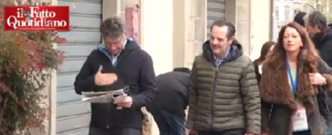 Copertina di Leopolda, il Fatto distribuito gratis. Vox: “Continuerò a non leggervi. Classifica? Di cattivo gusto”. I tweet dei lettori