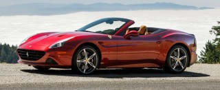 Copertina di Ferrari, richiamo per California T negli Usa. Rischio perdita benzina nel vano motore