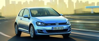 Copertina di Volkswagen, emissioni di CO2 sottovalutate, la lista dei 9 modelli coinvolti. “Nessun intervento tecnico”