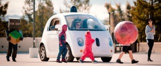 Copertina di Guida autonoma, la California frena: due patenti per veicolo. Google ‘amareggiata’