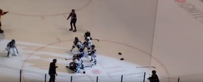 Copertina di Hockey, i bimbi iniziano a picchiarsi sul campo e i genitori ridono sugli spalti