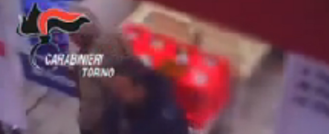 Copertina di Torino, sfilava i soldi alle persone con una pinza: preso il ‘chirurgo del furto’