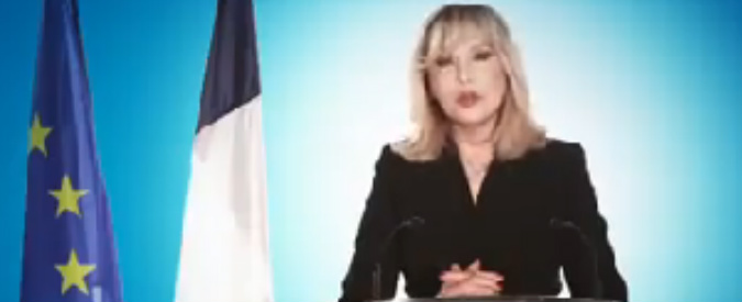 Francia, l’ultima trovata di Amanda Lear: “Mi candido alle presidenziali”. Lo spot video