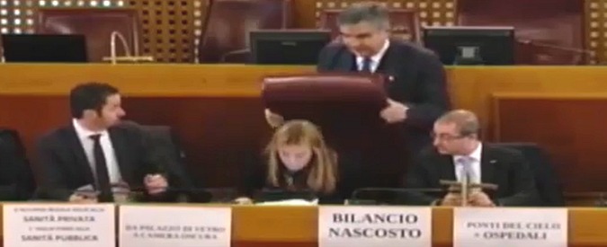 Copertina di Abruzzo, protesta M5S e D’Alfonso reagisce con la forza. La grillina: “Non mi tocchi”