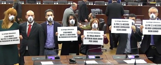 Copertina di Smog, protesta consiglieri M5S in Lombardia: “Fallimento: inerzia e pochi investimenti”