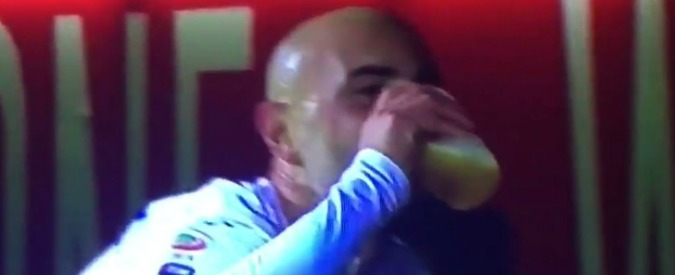 Copertina di Empoli-Bologna, l’esultanza di Maccarrone: fa gol e festeggia con la birra a bordo campo