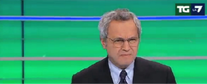 Copertina di TgLa7, Mentana non sa di essere in diretta e sfoglia la scaletta. Dalla regia: “Siamo in onda”