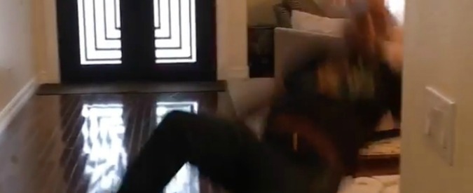 Copertina di Mike Tyson vs hoverboard, l’ex campione viene messo ko: la caduta in casa è rovinosa