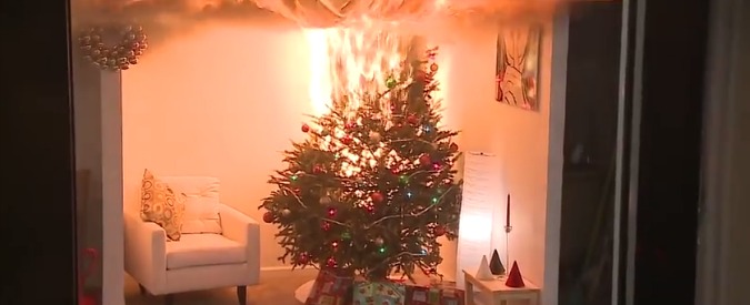 Natale, i pericoli sono sotto l’albero: bastano 40 secondi per distruggere un appartamento
