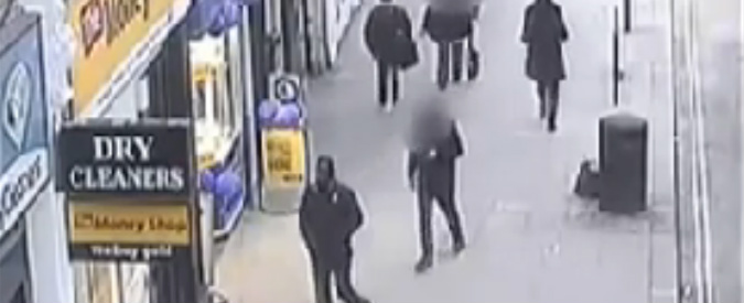 Copertina di Crolla un pezzo di edificio: passanti salvi per miracolo