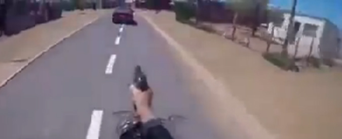 Copertina di Rocambolesco inseguimento sulle strade: l’agente in moto estrae la pistola