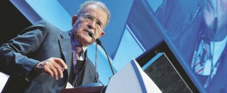Copertina di Siria, Romano Prodi: “I bombardamenti possono essere strumento provvisorio ma non portano mai pace”