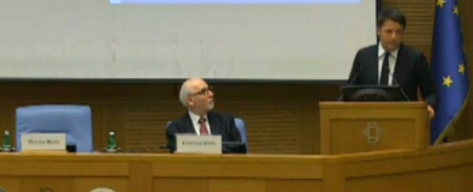 Copertina di Renzi non crede esistano cronisti in schiavitù. Battibecco con Iacopino (Ordine dei giornalisti): “Superficialità imbarazzante”