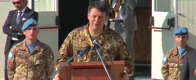 Copertina di Renzi in Libano, jeans e mimetica tra i caschi blu: “Made in Italy è anche peacekeeping”