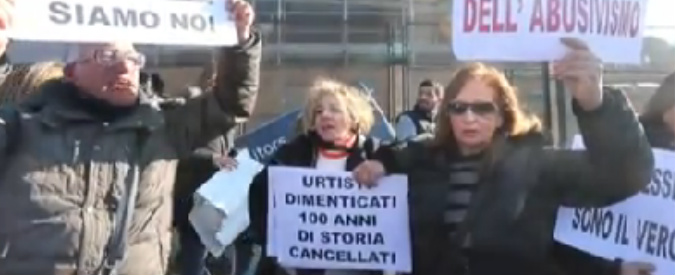 Copertina di Roma, urtisti stavolta bloccano ingresso del Colosseo: “Politici di m…, vogliamo continuare a vendere souvenir”