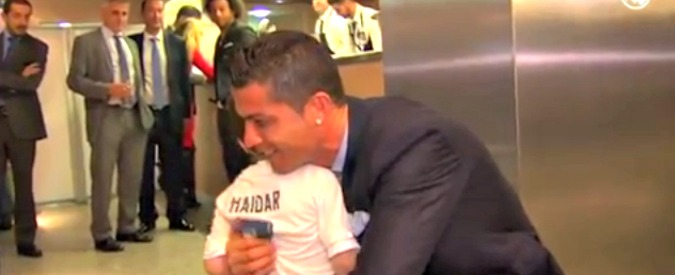 Copertina di Cristiano Ronaldo abbraccia Haidar: bimbo libanese rimasto orfano dopo un attentato a Beirut