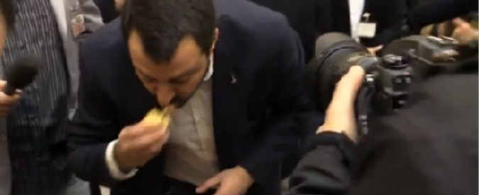 Copertina di Salvini ai cronisti: “Vi regalo una fetta di panettone leghista, c’è anche la pancetta”