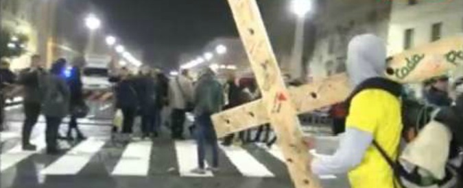 Copertina di Giubileo, la lunga notte dei pellegrini per accedere in piazza San Pietro tra veglie e controlli