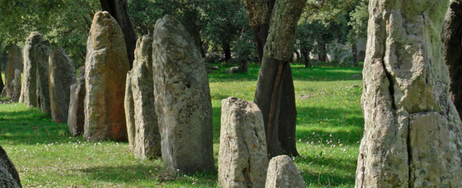 Copertina di Salento, i predatori della Stonehenge meridionale e i furti di Menhir. Dietro il colpo l’ombra dell’archeomafia