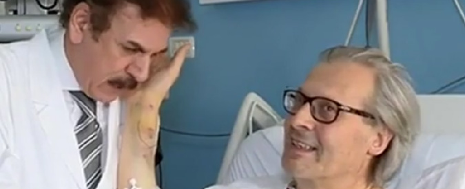 Copertina di Sgarbi dall’ospedale: “Chi è venuto a trovarmi? Berlusconi mi ha preso per il culo con la scusa dell’elicottero”