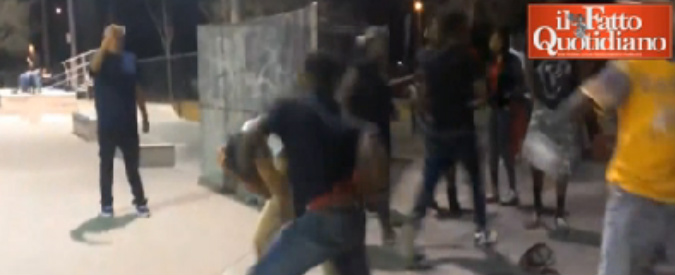 Copertina di Usa, polizia mostra i video della sparatoria sul campo da skate dove morì un 17enne