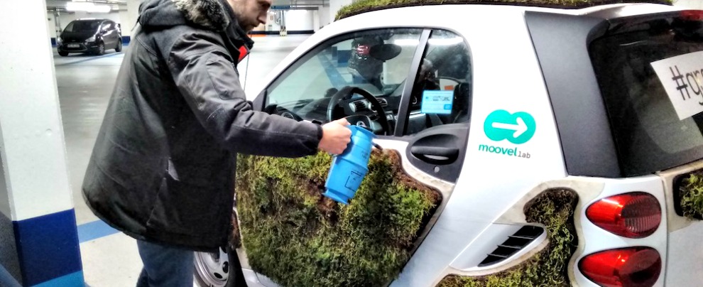 Copertina di Smart Green Skin, l’auto col prato da annaffiare. La prova del Fatto.it – FOTO