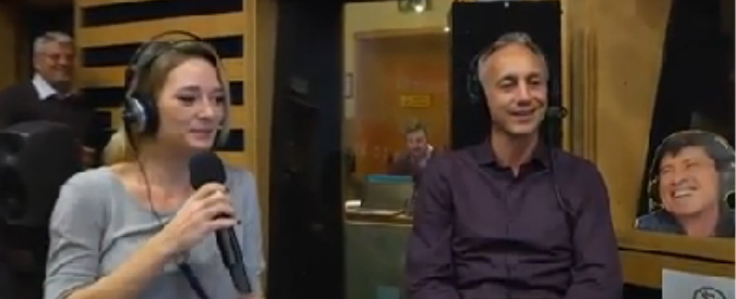 Copertina di Travaglio ‘sorcino’ canta ‘Baratto’ di Renato Zero nel programma di Luca Barbarossa