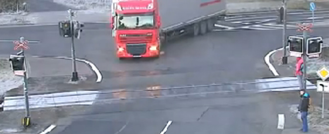 Copertina di Repubblica Ceca, camion passa sui binari: tremendo impatto con il treno