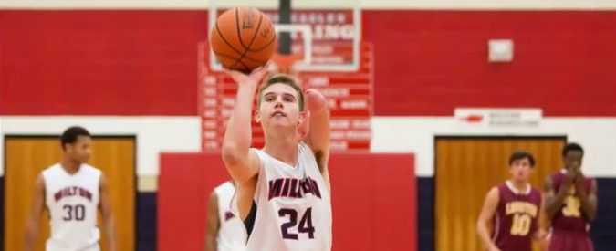 Copertina di Basket, Zach Hodskins fa i primi due canestri: nato senza braccio gioca nel campionato universitario Usa
