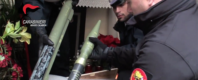 Copertina di Reggio Calabria, carabinieri scoprono arsenale da guerra della ‘ndrangheta in un cimitero. C’è anche un bazooka