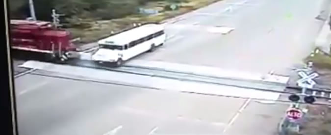 Copertina di Messico, treno travolge bus al passaggio a livello: 4 morti e 22 feriti. Il video dell’impatto