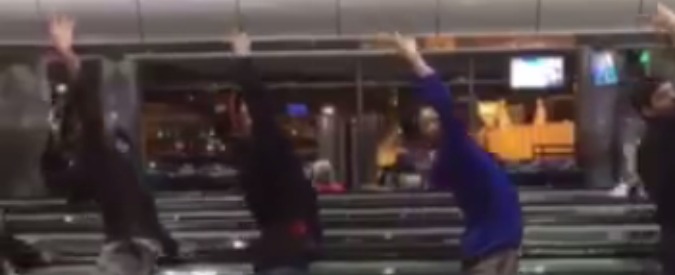 Volo cancellato, ballerini improvvisano show all’aeroporto di Denver: esibizione sui tapis roulant