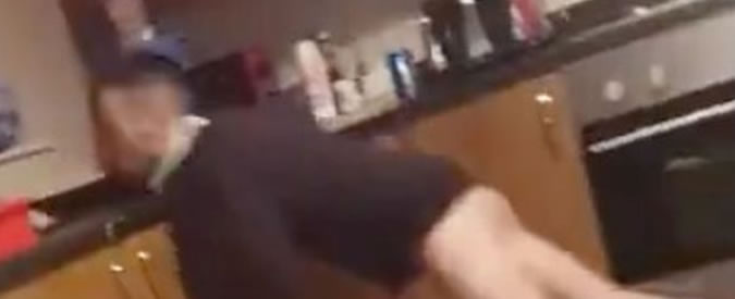 Copertina di Cala i jeans all’amico e lui cade rovinosamente. Il gesto di bullismo macina 40 milioni di clic